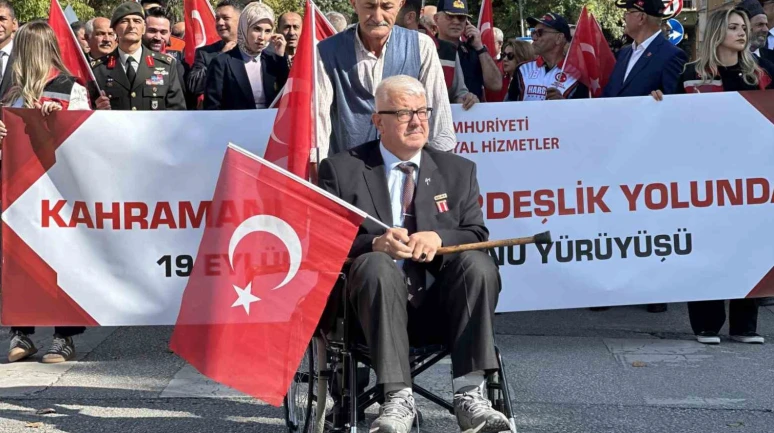Gazi, tekerlekli sandalyeyle yaptığı yürüyüşle ilham kaynağı oldu.