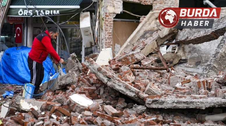 Sındırgı Depreminde Enkaz Kaldırma Çalışmaları Hızla Devam Ediyor