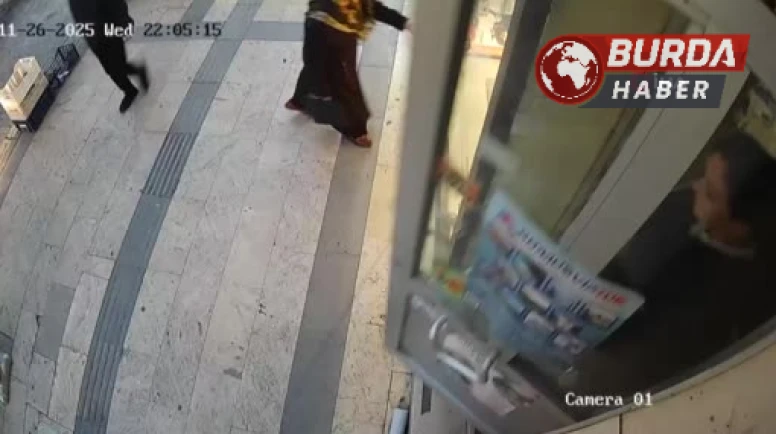 Eşine Bıçaklı Saldırı Anı Kamerada! Esnaf Meyve Kasalarıyla Durdurdu
