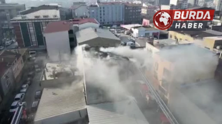 Sultangazi'de Çatı Yangını: Yabancı Uyruklu Adam Panikle Atladı