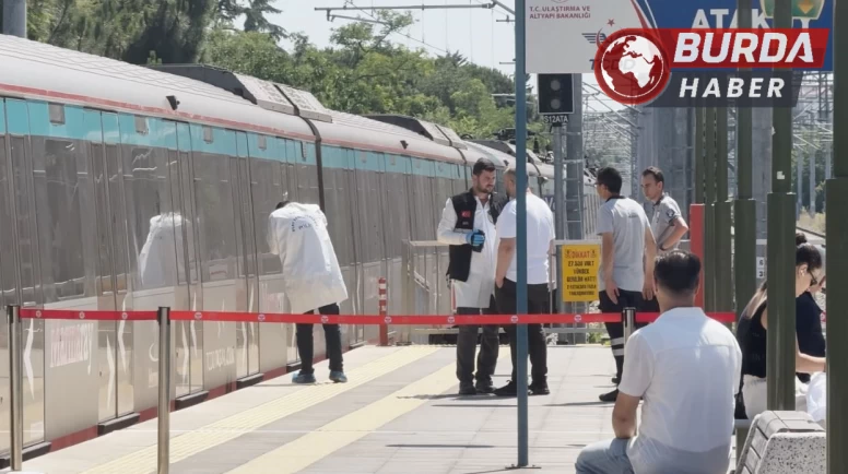 Ataköy istasyonunda bir kişi raylara atlayarak intihar etti.