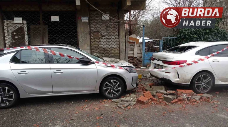 İstanbul Sultanbeyli'de Balkon Çökmesi Sonucu 2 Araç Hasar Gördü