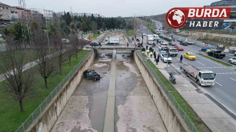 Küçükçekmece'de Ters Yönden Dönen Araç Dereye Uçtu