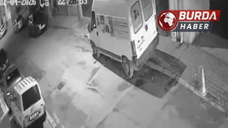 Ehliyetsiz 17 Yaşındaki Sürücü Park Halindeki Araça Çarptı