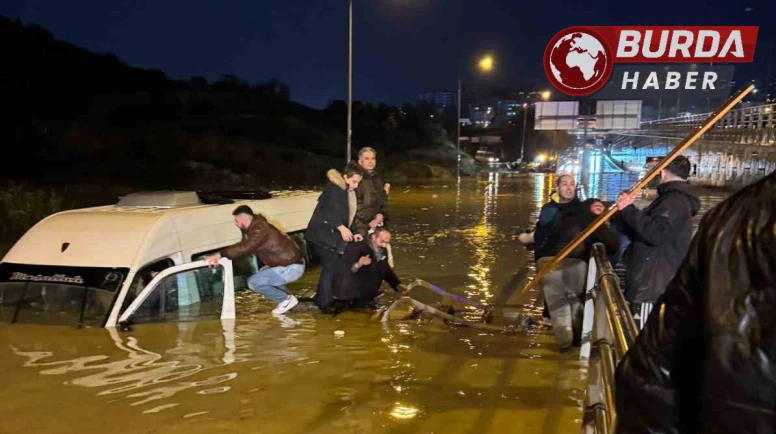 Kuşadası'nda Sel Sularına Gömülen Minibüsteki Yolcular Kurtarıldı