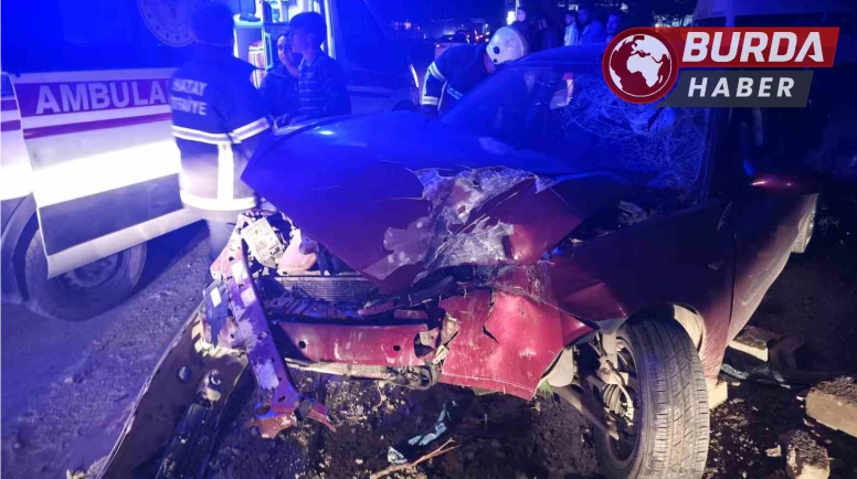 Ağaca çarpan otomobilde 3 kişi yaralandı