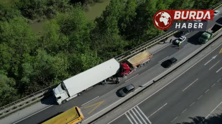 D-650’de iki tır çarpıştı, uzun araç kuyrukları oluştu