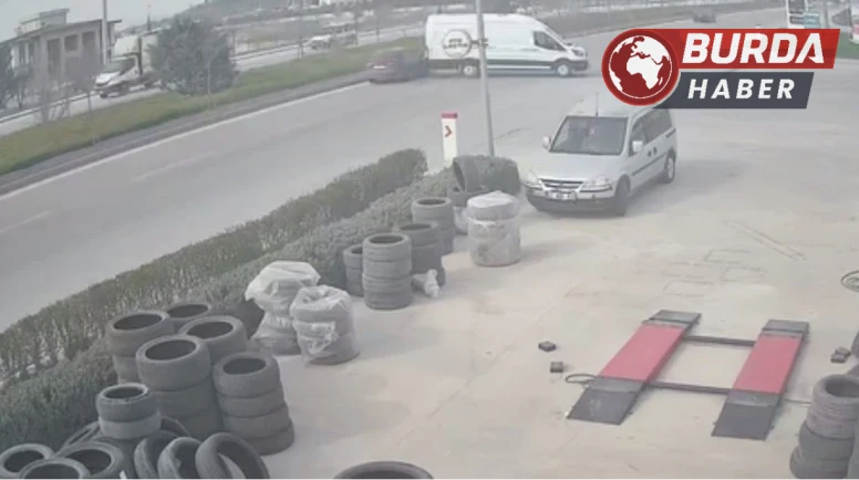 Sürücüsüz minibüs seyir halindeki araçların arasına daldı