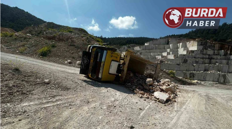 Bilecik’te taş yüklü kamyon devrildi: 2 kişi yaralandı