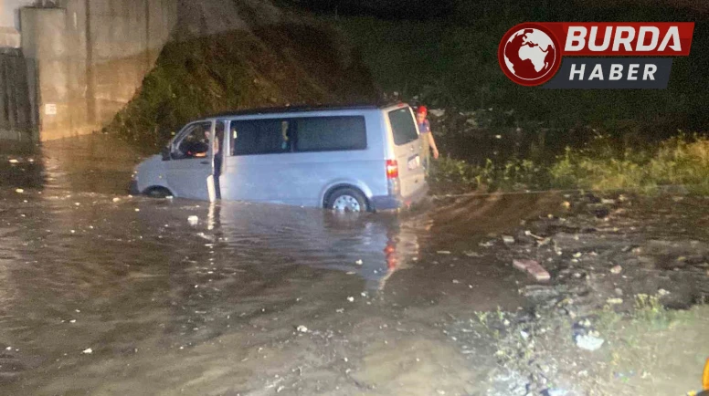 Suya gömülen araçta anne ve oğlu mahsur kaldı