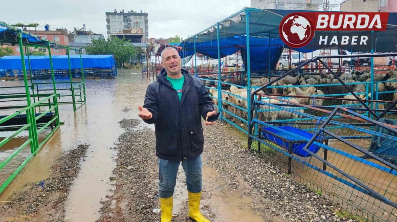 Adana’da kurban pazarını sel vurdu