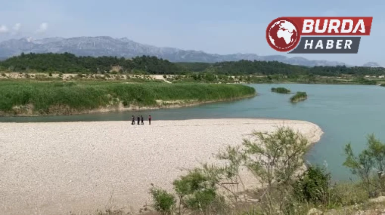 Aksu Çayı’na giren 3 gençten biri akıntıya kapılarak kayboldu