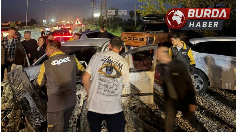 Kontrolden çıkan otomobil park halindeki araçları hurdaya çevirdi