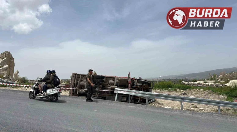 Kontrolden çıkan kamyon yol kenarına devrildi: 2 kişi yaralandı