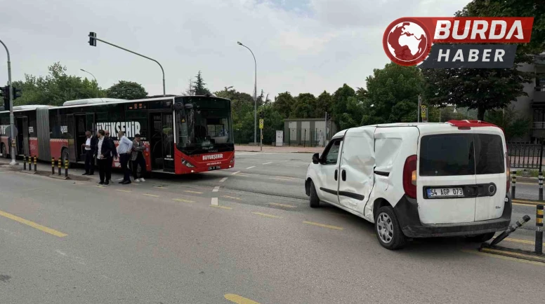 Yasak dönüş kazayı getirdi: 13 yaralı