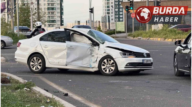Şehir içi minibüs ile otomobil çarpıştı: 5 kişi yaralandı