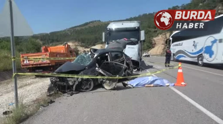 Mermer yüklü tırla çarpışan otomobildeki çift hayatını kaybetti