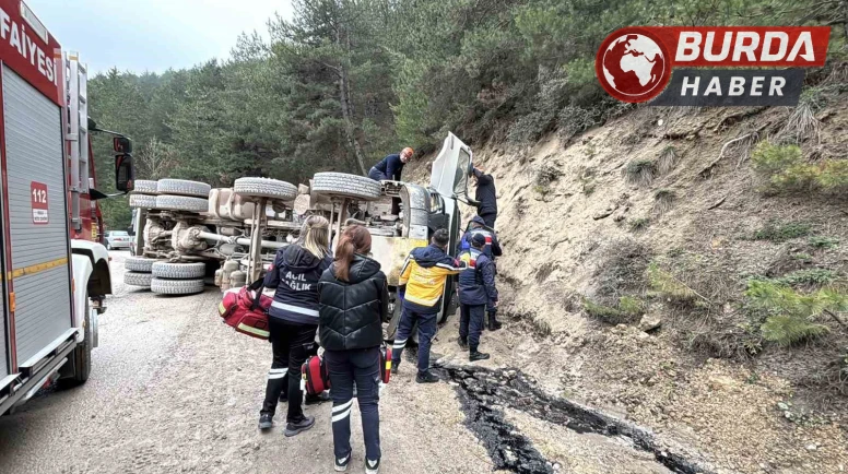 Virajı alamayan hafriyat kamyonu devrildi: 1 kişi hayatını kaybetti