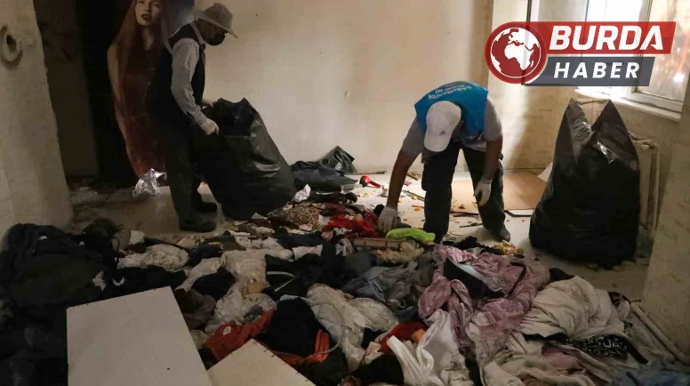 Bir evden 3 kamyon çöp çıkartıldı