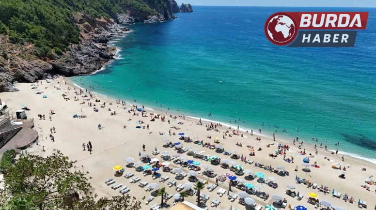 Kleopatra Plajı turistlerle doldu