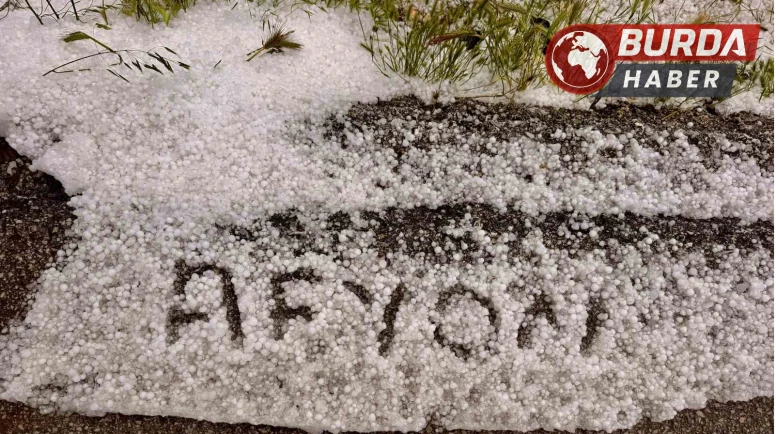 Afyonkarahisar'da yağan dolu kara yolunu beyaza bürüdü