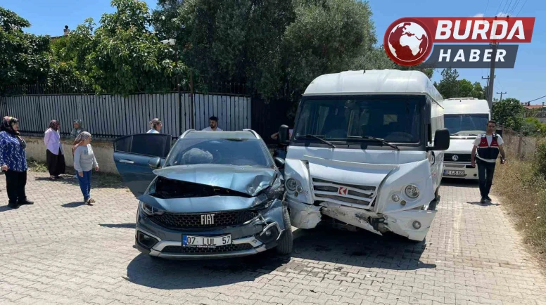 Antalya’da okul servisi otomobille çarpıştı: 9 yaralı