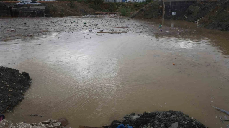 Derelerin debisi yükselirken, aşırı yağış nedeniyle sular altında kalan yollar sürücülere zor anlar yaşattı.
