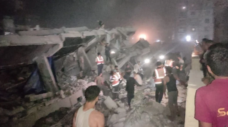 Gazze'de İsrail saldırılarında zarar gören binada yıkım: En az 8 kişi hayatını kaybetti