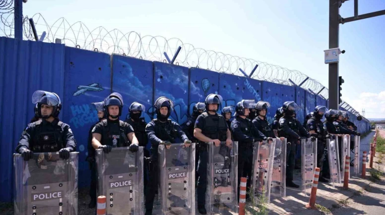 Kosovalılar, eski Cumhurbaşkanı Thaçi'nin mahkum edilmesinin ardından Lahey'de polisle çatıştı.