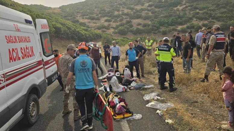 Bingöl'de Minibüs Şarampole Devrildi: 10 Kişi Yaralandı!