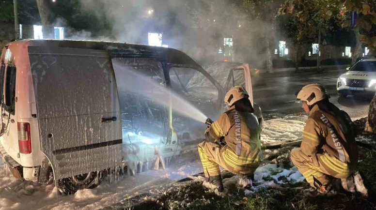 Dolmabahçe Sarayı'nın önünde hafif ticari araç alev aldı ve kül oldu.