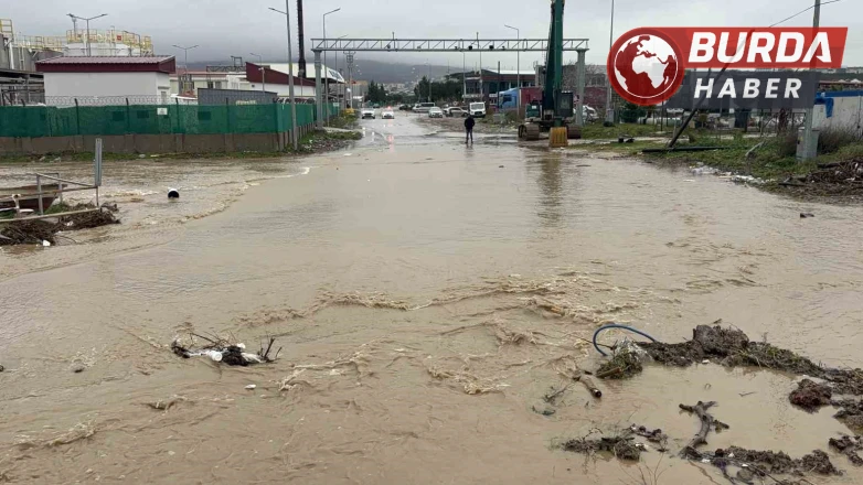 Çanakkale'de Kepez Çayı Taştı, Yollar Trafiğe Kapatıldı