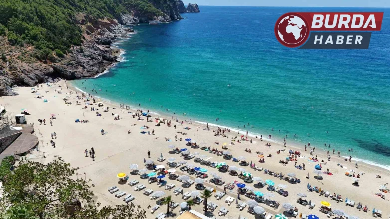 Kleopatra Plajı turistlerle doldu