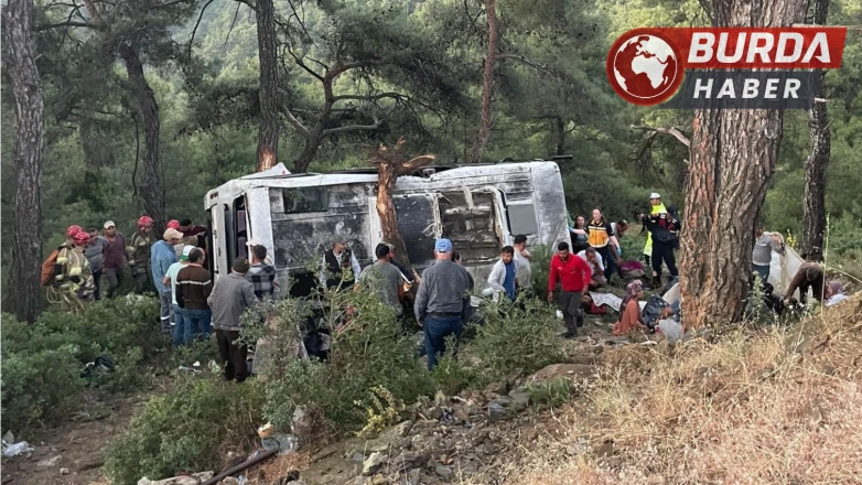 İzmir’de işçi servisi şarampole devrildi: 22 kişi yaralandı