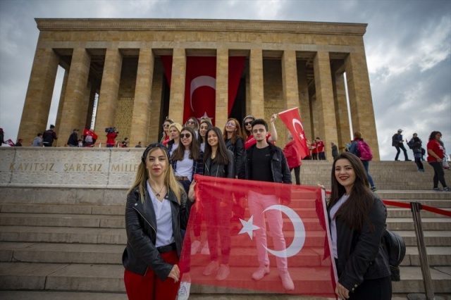 Gençler ellerinde Türk bayraklarıyla poz verdi.