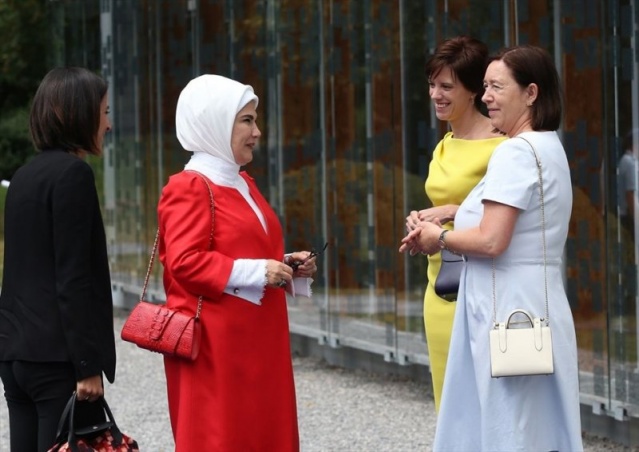Emine Erdoğan ve NATO Genel Sekreteri Jens Stoltenberg'in eşi Ingrid Schulerud selamlaşırken.