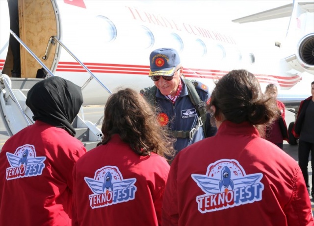 Başkan Erdoğan, Türkiye Teknoloji Takımı (T3) Vakfı ve İstanbul Büyükşehir Belediyesi tarafından organize edilen TEKNOFEST İSTANBUL Havacılık, Uzay ve Teknoloji Festivali'nin gerçekleştirildiği İstanbul Yeni Havalimanı'na uçakla geldi.