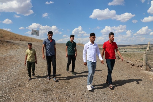 Fotoğraflar: Anadolu Ajansı

Diyarbakır'ın Dürümlü mezrasında PKK'lı teröristlerin bomba yüklü kamyonu infilak ettirdiği katliamın yetim bıraktığı 36 çocuk, Babalar Günü'nü buruk geçirmenin hüznünü yaşıyor.