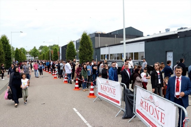 Fotoğraflar: ANADOLU AJANSI Almanya'da ve Hollanda'da yaşayan Türk vatandaşları 24 Haziran'daki seçimlerde oy kullanmak için uzun kuyruklar oluşturmaya devam ediyor. Hollanda