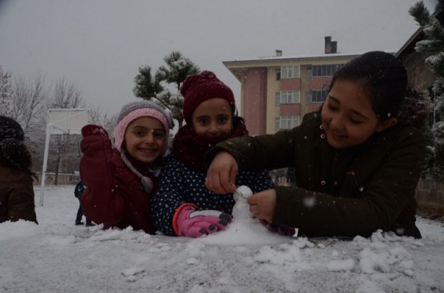 Sabah saatlerinde Kars’ta etkili olan yağışın ardından Ordu ile Giresun’un yüksek kesimlerinde ve Tunceli’de de kar yağışı etkili oluyor.