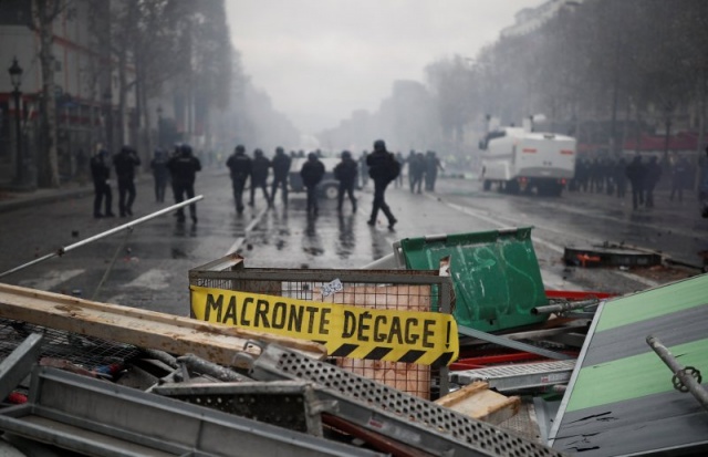 Fotoğraflar: Reuters

Geçen hafta cumartesiden beri hükümetin akaryakıta ek vergi koymasını protesto eden ve "Sarı yelekliler" adı altında örgütlenen eylemciler, bugün başta başkent Paris'te olmak üzere birçok kentte gösteriler düzenledi.