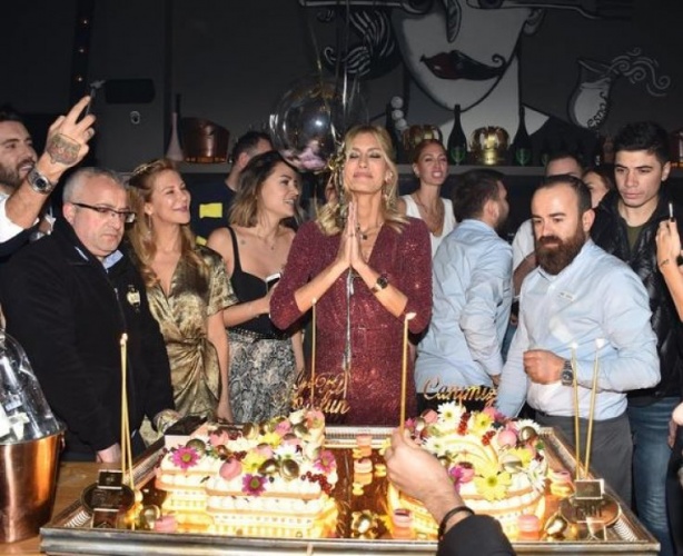 Çağla Şıkel, 40’ıncı yaşını ailesinin ve yakın dostlarının katıldığı doğum günü partisiyle kutladı.