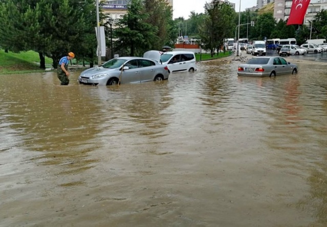 Ankara'da öğleden sonra başlayan kuvvetli yağış, hayatı olumsuz etkiledi.