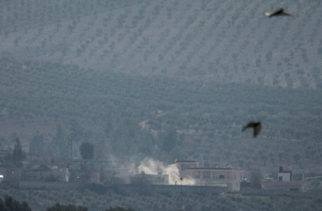 Suriye'deki terör örgütü PYD/PKK'nın Afrin'deki mevzilerine Türk Silahlı Kuvvetlerince (TSK) top atışı yapıldı.