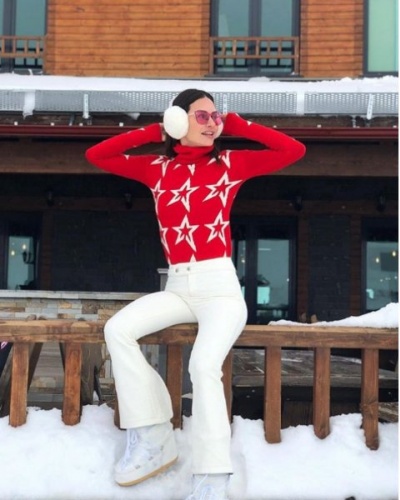 Kar yağışının başlaması ile kayak merkezlerine akın eden ünlülerin birbirinden güzel kar kıyafetlerini sizin için derledik.