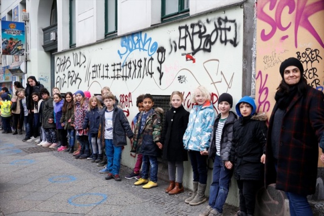 Fotoğraflar: Anadolu Ajansı

"Dünya Irkçılıkla Mücadele Günü" kapsamında "12’ye 5 var. Interkreuzhain ırkçılığa karşı" sloganıyla düzenlenen gösteride, çoğu çocuk yüzlerce kişi Kreuzberg semtindeki Adalbert Caddesi'nde toplandı.