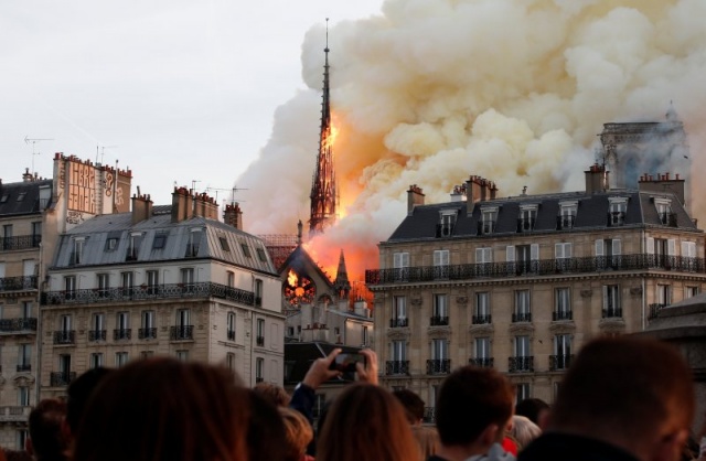 Fotoğraflar: Reuters

Yangının kesin nedeni henüz bilinmezken, kentin simgesi olan katedralden yoğun duman çıktığı belirtildi