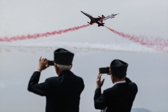 AA

Çanakkale Kara Savaşlarının 104. yılı dolayısıyla Şehitler Abidesi'nde anma töreni düzenlendi. Hava Kuvvetleri Komutanlığının akrobasi ekibi Türk Yıldızları, gösteri uçuşu yaptı.