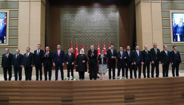 Cumhurbaşkanı Erdoğan'ın dün yemin etmesinin ardından yeni sistem resmen başlamış oldu. Başkan Erdoğan, yeni kabineyi de açıkladı. Seçilen isimlerin alanlarında uzman kişilerden oluşması dikkat çekti.