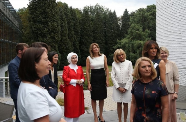 Belçika'da gerçekleştirilen NATO zirvesinde First Ladyler de bir araya geldi.